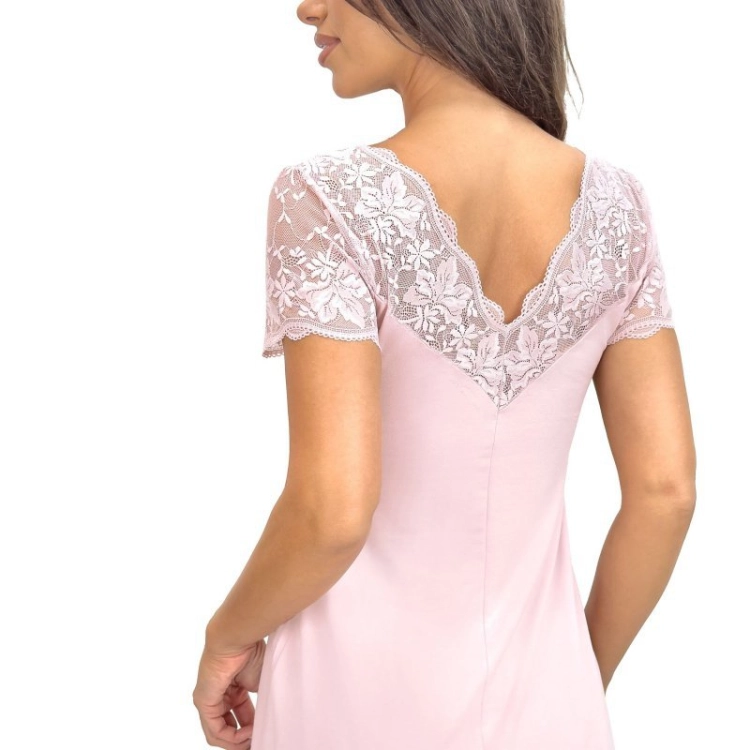 Wiskozowa koszula nocna plus size z koronką Donna Sonia pudrowy róż - widok modelu w galerii, ujęcie 11